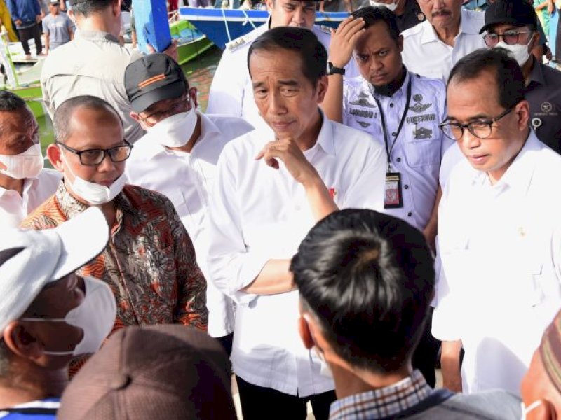 Presiden Jokowi didampingi sejumlah pejabat berdialog dengan nelayan di Desa Pajukukang, Maros, Sulsel, Rabu (29/3/2023). (Foto: Humas Setkab/Rahmat).
