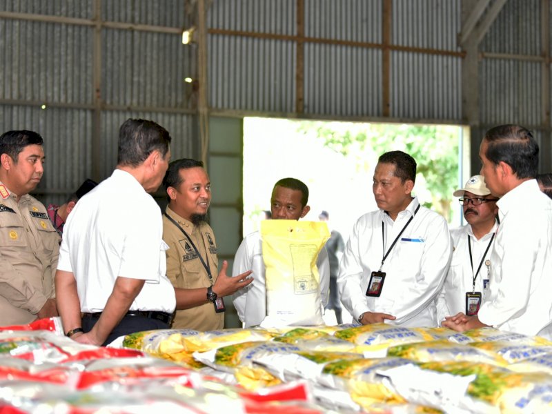  Gubernur Sulsel Andi Sudirman Sulaiman mendampingi Presiden RI Joko Widodo (Jokowi) untuk mengecek ketersediaan beras di Gudang Bulog Batangase, Kabupaten Maros, Kecamatan Mandai, Kamis (30/3/2023). @Jejakfakta/dok. Humas Pemprov Sulsel