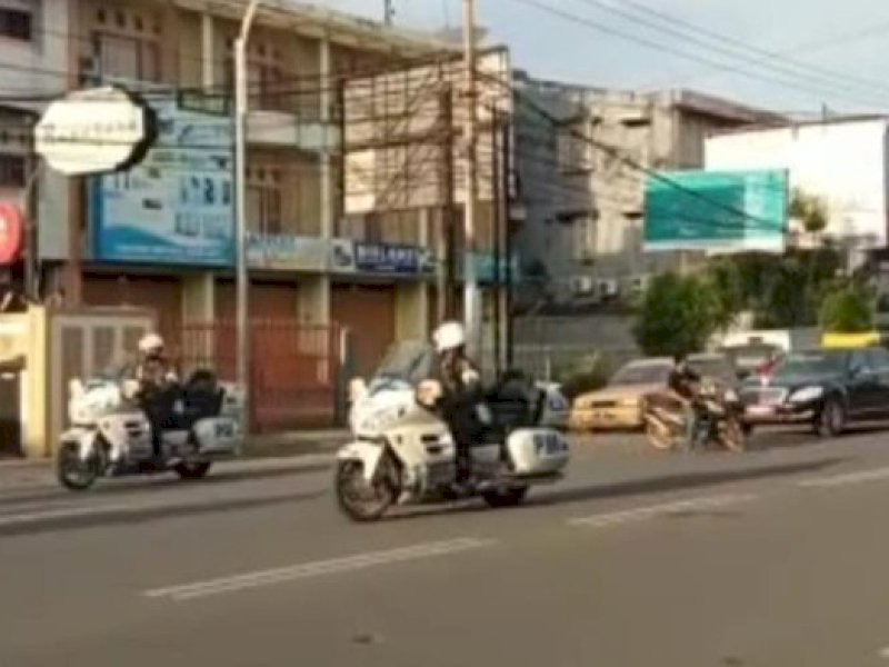 Momen pengendara motor di Makassar, Sulsel nyaris menabrak mobil Presiden Jokowi. (Jejakfakta/Dok Istimewa/Video Viral)
