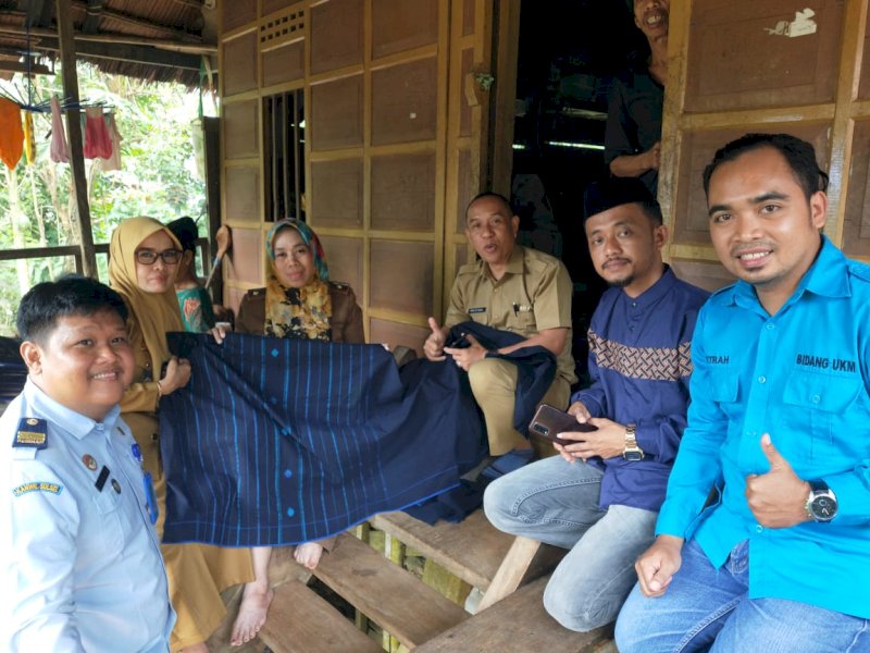 Kanwil Kementerian Hukum dan HAM Provinsi Sulawesi Selatan meninjau langsung proses pembuatan tenun Kajang dalam rangka pengurusan Haki dengan Indikasi Geografis (IG). @Jejakfakta/Ist.