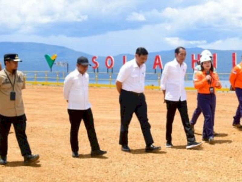 Presiden Joko Widodo (Jokowi) dan rombongan berkunjung ke kawasan PT Vale Indonesia Tbk, Kabupaten Luwu Timur, Provinsi Sulawesi Selatan, Kamis (30/3/2023). Gubernur Sulsel Andi Sudirman Sulaiman (kiri) mendampingi Presiden sepanjang kunjungan di Sulsel. 