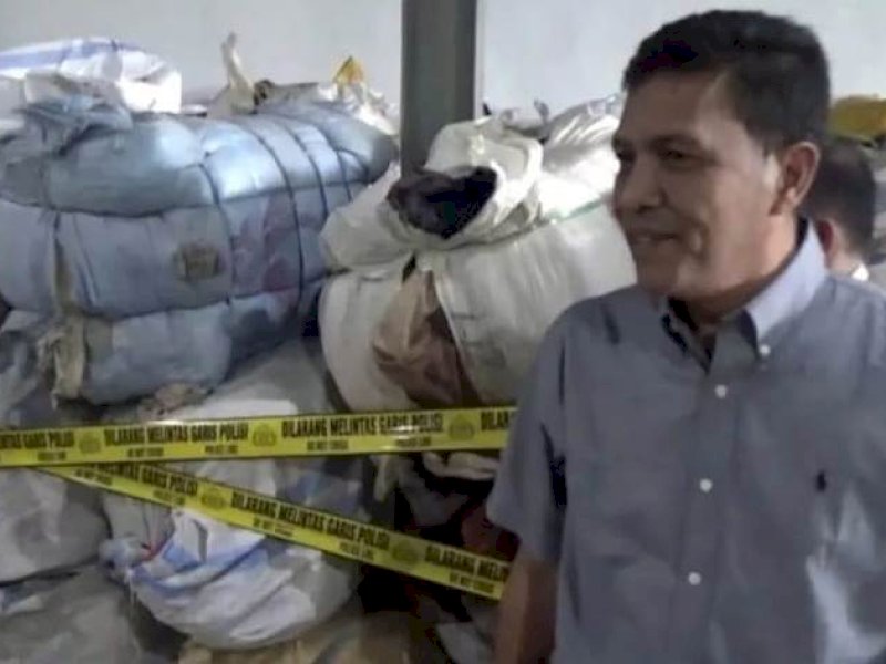 Direktur Reskrimsus Polda Sulsel Kombes Pol Helmy Kwarta Kusuma Rauf saat berada di gudang pakaian bekas impor usai digerebek petugas di Kawasan Industri Makassar, Sulawesi Selatan, Rabu (29/3/2023). @Jejakfakta/Dok. Polda Sulsel.