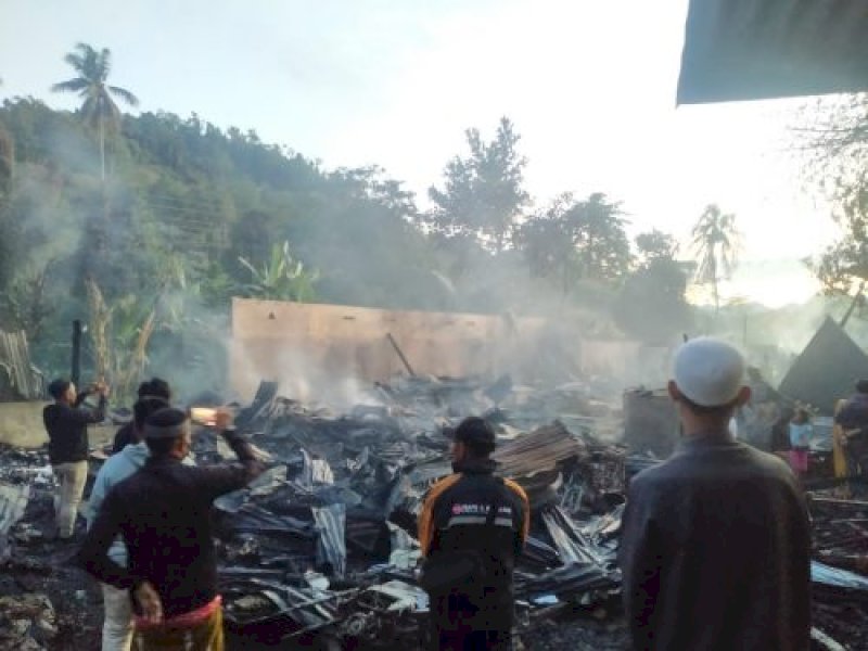 Pondok Pesantren (Ponpes) Darul Qur'an Nahdlatul Wataon Gentungan, Kabupaten Mamuju, Sulawesi Barat ludes terbakar, Kamis (30/3/2023) dini hari. @Jejakfakta/Ist. 