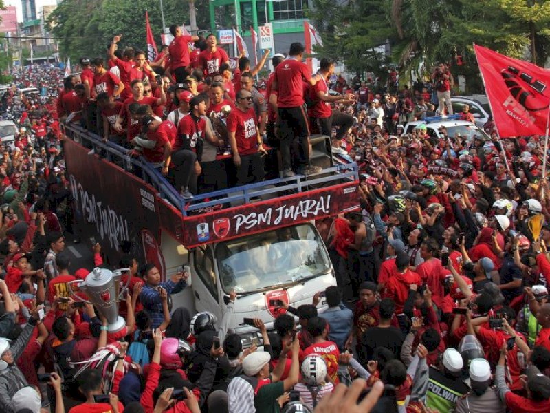 Pesepakbola dan official PSM Makassar dan diikuti suporternya melakukan pawai kemenangan di Makassar, Sulawesi Selatan, Rabu (7/8). [ANTARA FOTO/Abriawan Abhe]