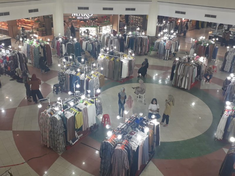 Suasana tenant busana Muslim yang memadati di Lantai 1 Mall Panakukang masih sepi, Selasa (28/03/2023). @Jejakfakta/Ira Krisanti Wulandari