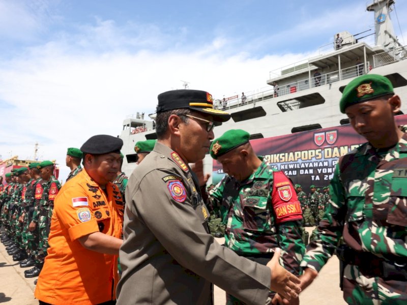 Wali Kota Makassar Moh Ramdhan Pomanto mendampingi Panglima TNI Laksamana Yudo Margono melepas keberangkatan Satgas Pamtas Papua, Jumat, (31/03/2023). @Jejakfakta/dok. Humas Pemkot Makassar