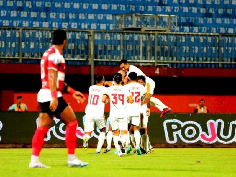 Selebrasi gol Wiljan Pluim dalam laga Liga 1 2022-2023 antara Madura United vs PSM Makassar di Stadion Gelora Madura Ratu Pamelingan, Pamekasan, Jumat (31/3/2023).( dok.KOMPAS.com/Suci Rahayu)
