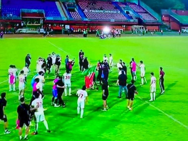 PSM Makassar merayakan gelar juara Liga 1 2022/2023. PSM juara setelah mengalahkan Madura United 3-1 di Stadion Gelora Madura Ratu Pamelingan, Pamekasan, Jumat (31/3/2023). (dok. istimewa)