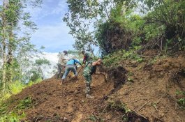 Longsor Tutup Badan Jalan, Aktivitas Ratusan Warga di Toraja Utara Terhambat