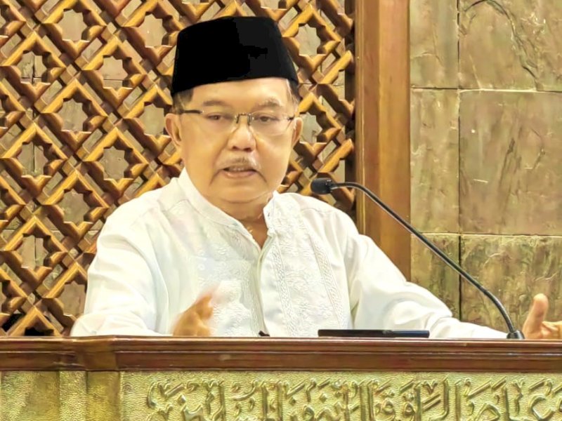 JK mengisi ceramah tarwih di Masjid Kampus UGM Jogjakarta, Jumat (31/3/2023) malam. @Jejakfakta/Rudi Gunawan