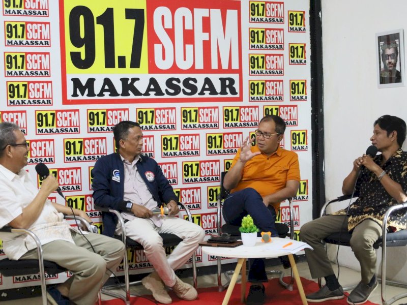 Danny Pomanto saat menjadi narasumber talkshow dalam rangka Hari Penyiaran Nasional di Radio SC FM, Jalan Landak, Sabtu (1/04/2023). @Jejakfakta/dok Humas Pemkot Makassar