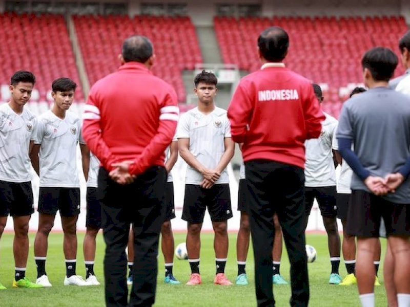 Presiden Joko Widodo mendatangi sesi latihan Timnas Indonesia U-20 di Stadion Gelora Bung Karno pada Sabtu 1 April 2023. (c) Muhammad Iqbal Ichsan.