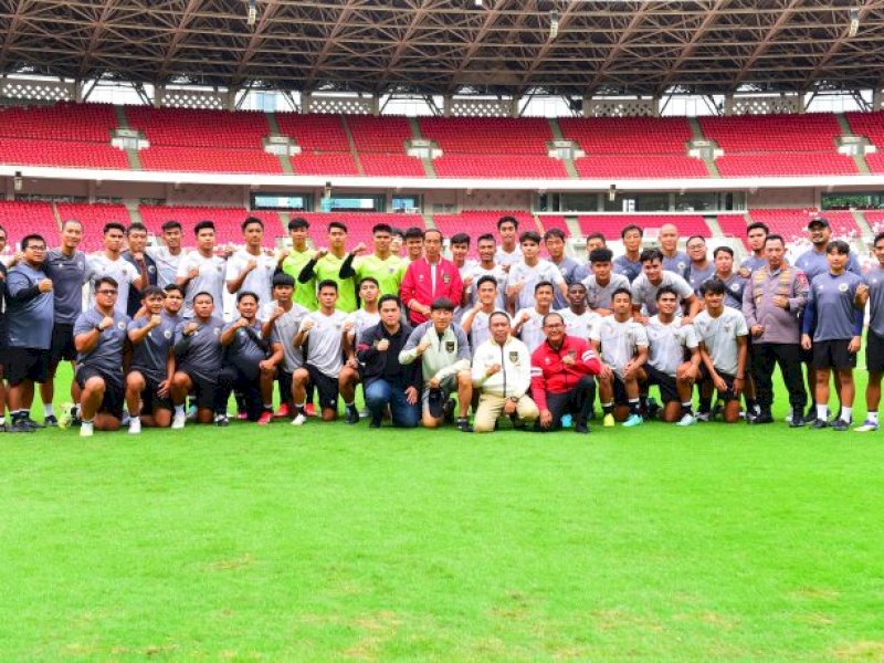 Presiden Jokowi didampingi Ketua Umum PSSI Erick Thohir bertemu dengan para pemain Timnas Indonesia U-20, Sabtu (1/04/2023), di Stadion GBK, Jakarta. (Foto: Humas Setkab/Rahmat).