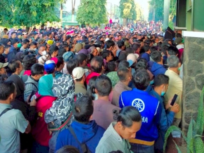 Ribuan orang ingin mengikuti pengobatan alternatif Ida Dayak di Markas Kostrad Cilodong, Kota Depok, Senin (3/4/2024).