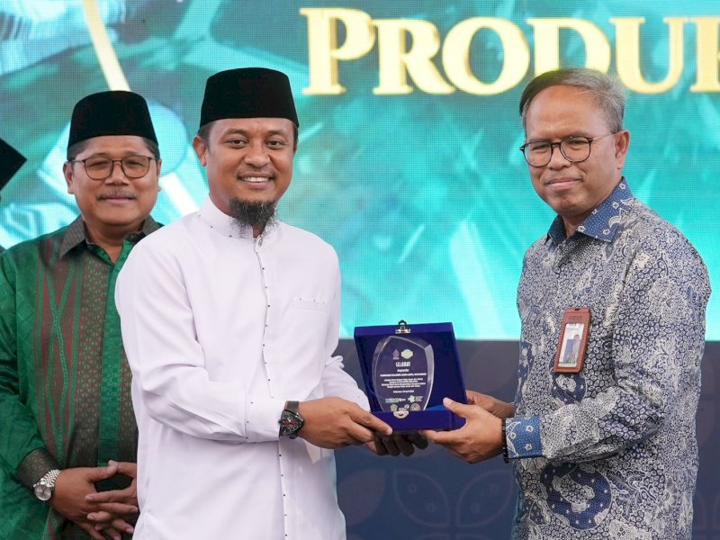 Gubernur Sulsel Andi Sudirman Sulaiman bersama Direktur Bisnis dan Kewirausahaan Syariah KNEKS, Putu Rahwidhiyasa. @Jejakfakta/dok. Pemprov Sulsel