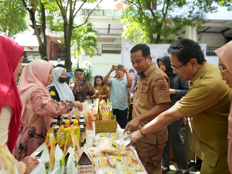 Gubernur Sulawesi Selatan Andi Sudirman Sulaiman memantau Bazar Gempita Ramadan di Pelataran Kantor Gubernur Sulsel, Makassar, Senin (3/4/2023). @Jejakfakta/dok Humas Pemprov Sulsel