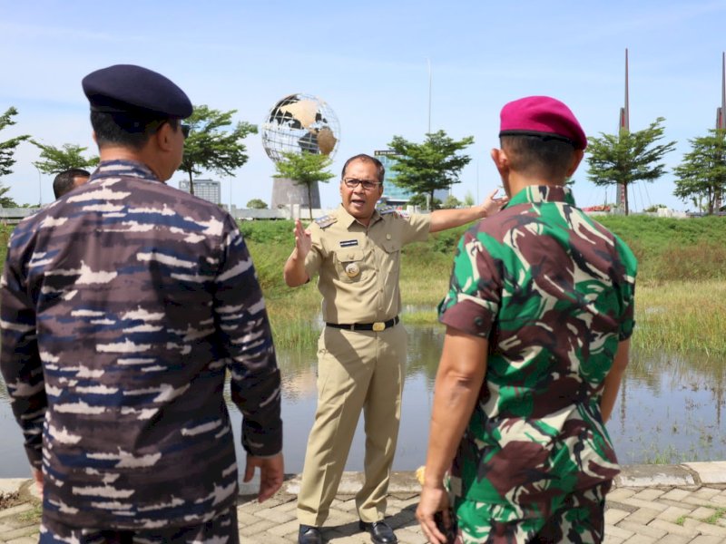 Wali Kota Makassar Moh Ramdhan Pomanto mendampingi Komandan Guspurla Koarmada II Kolonel Laut (P) Edi Haryanto selaku Dansatgas MNEK 2023 meninjau kawasan Center Point of Indonesia (CPI) yang menjadi lokasi peresmian tugu MNEK 2023, Senin (3/04/2023). @Jejakfakta/dok Humas Pemkot Makassar