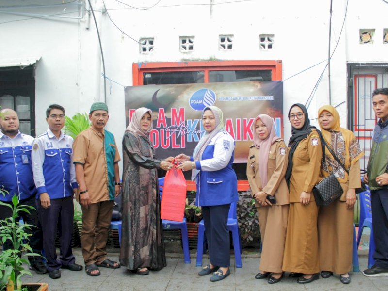 Pekan kedua program silaturahmi Pemerintah Kota Makassar, Selasa, 4 April 2023, Direksi Perumda Air Minum Kota Makassar safari sambil membagikan sembako dan makanan siap santap di tiga lokasi di Kecamatan Manggala, Kota Makassar.