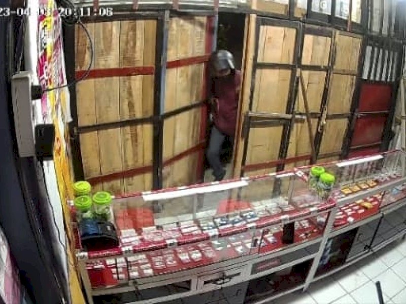 Aksi pencurian tersebut terjadi di Jl. Emmy Saelan, Makassar, Senin (3/4/2023). @Jejakfakta/screenshot CCTV