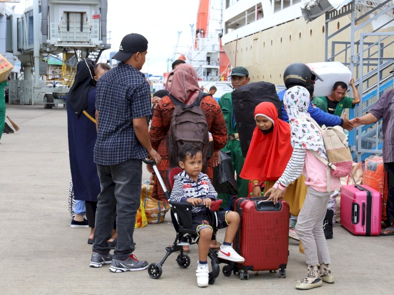 Aktivitas penumpang di Pelabuhan Makassar. @Jejakfakta/Ist.