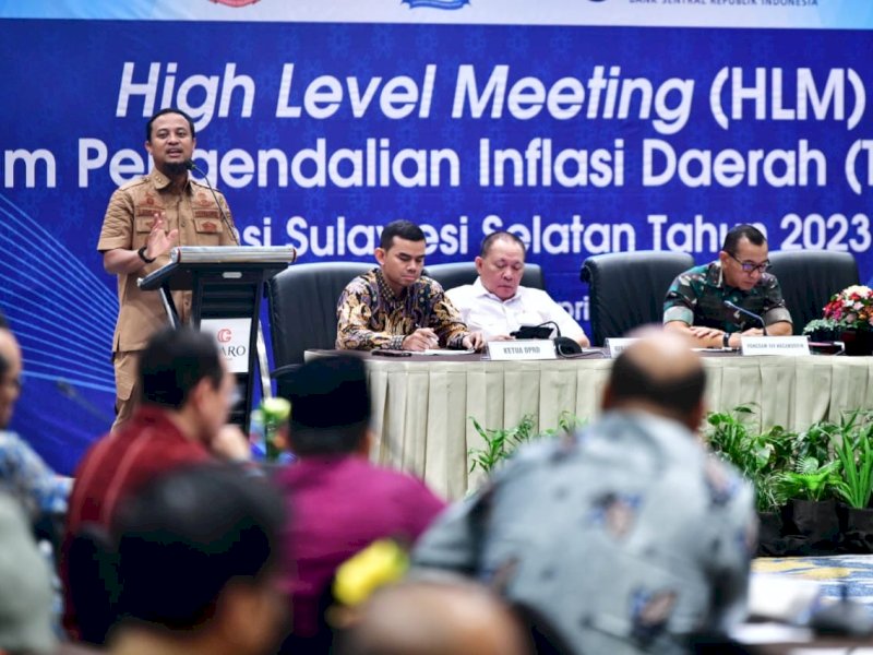 Gubernur Andi Sudirman Sulaiman memberikan arahan pada High Level Meeting (HLM) Tim Pengendalian Inflasi Daerah (TPID) Provinsi Sulawesi Selatan Tahun 2023 di Hotel Claro Makassar, Selasa (4/4/2023). @Jejakfakta/dok Humas Pemprov Sulsel