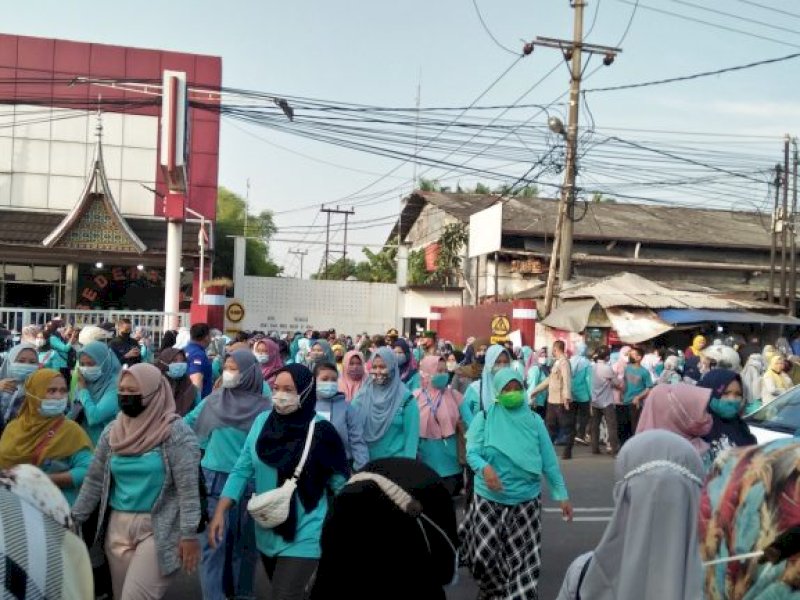Jumat 11 Juni 2021, ratusan karyawan aksi mogok kerja di depan pabrik PT Tuntex Garment Indonesia yang berada di Nambo Jaya, Karawaci, Kota Tangerang. 