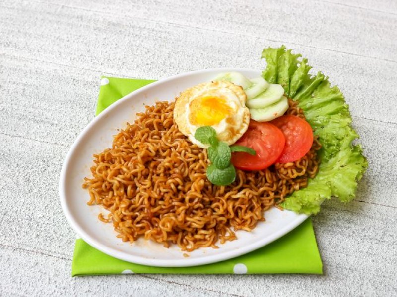 Ilustrasi. Menu Indomie Mi Goreng dengan telur mata sapi. [SHUTTERSTOCK/RAHMAH HASTUTI]