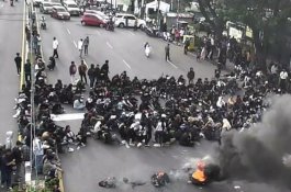 Tolak Perppu Ciptaker, Mahasiswa Makassar Pakai Baju Hitam Simbol Matinya Demokrasi di Indonesia