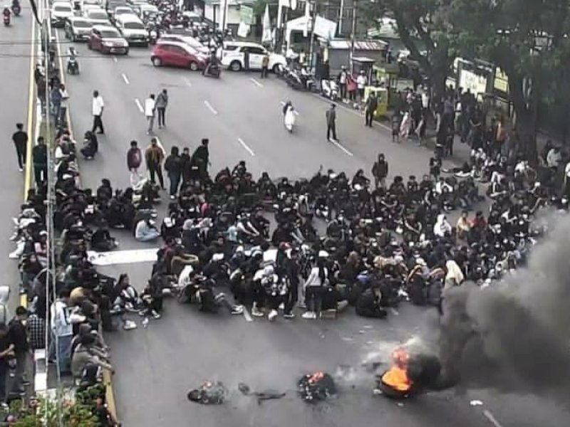 Ratusan massa dari Aliansi Mahasiswa Makassar menggalar aksi di depan Gedung DPRD Sulsel, Kamis (6/4/2023). @Jejakfakta/dok. CCTV Kominfo Makassar
