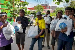 PKK Sulsel Berbagi Sembako Untuk Keluarga Kurang Mampu