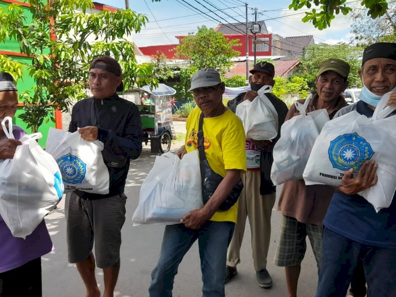 PKK Sulsel membagikan sembako kepada warga di Makassar. @Jejakfakta/ist.