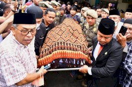 Gubernur Andi Sudirman dan IAS  Usung Keranda Jenazah Wabup Luwu Syukur Bijak