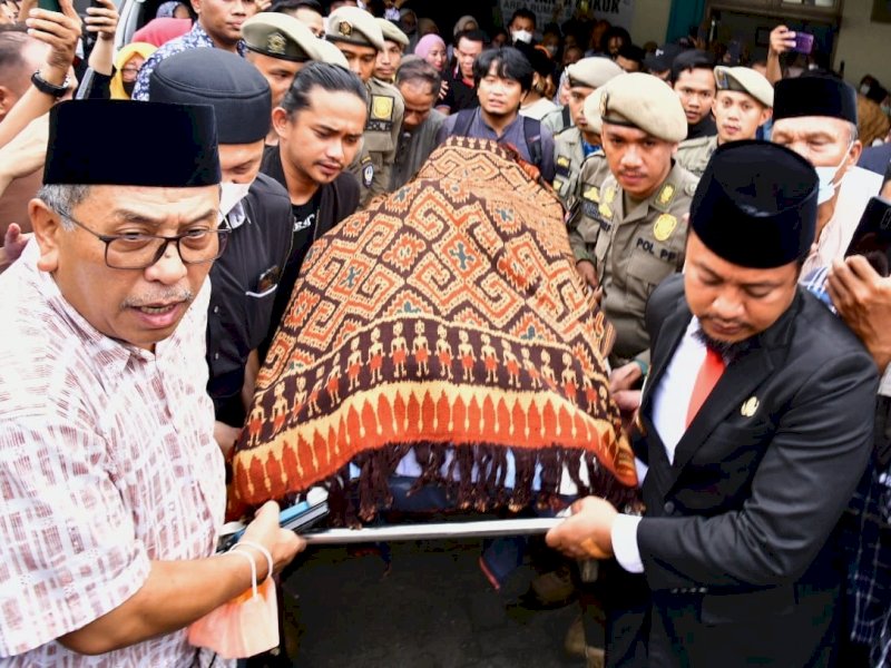 Gubernur Sulsel Andi Sudirman bersama Ilham Arief Sirajuddin (IAS) dan kerabat melepas Jenazah Almarhum Syukur Bijak di RSUP Wahidin Sudirohusodo, Kamis (6/4/2023). @Jejakfakta/dok.Humas Pemprov Sulsel