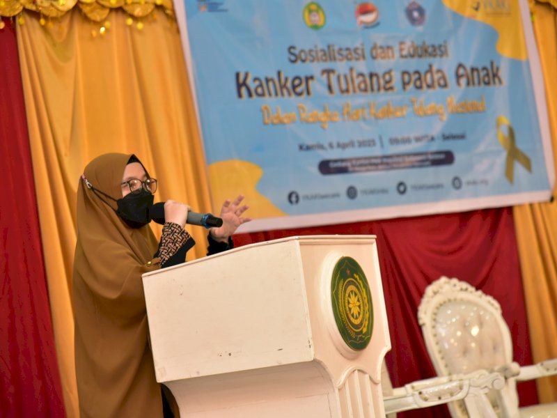 Ketua Tim Penggerak PKK Sulsel, Naoemi Octarina memberikan sambutan dalam Sosialisasi dan Edukasi Kanker Tulang pada Anak, di Gedung PKK Sulsel, Kamis (6/4/2023). @Jejakfakta/dok humas Pemprov Sulsel