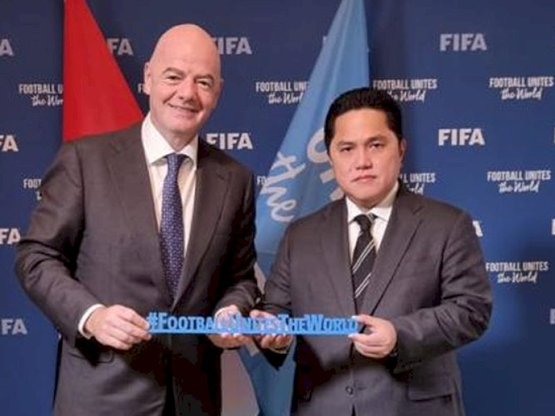 Ketua Umum PSSI, Erick Thohir, dan Presiden FIFA, Gianni Infantino, bertemu di Paris, Perancis, pada Kamis (6/4/2023) untuk membahas soal sepak bola Indonesia. (Dok. PSSI)