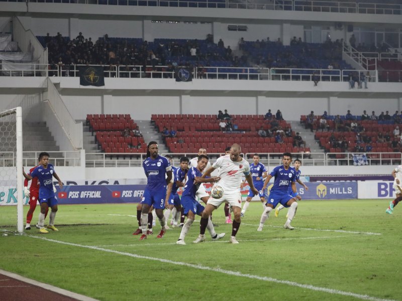 Wiljan Pluim dikawal ketat pemain PSIS Semarang. PSM kalah telak 4-0 atas PSSI Semarang di laga pekan 33 BRI Liga 1 2022/2023 di Stadion Jatidiri, Kamis (06/04/2023) malam WIB. @Jejakfakta/dok. PSM Makassar