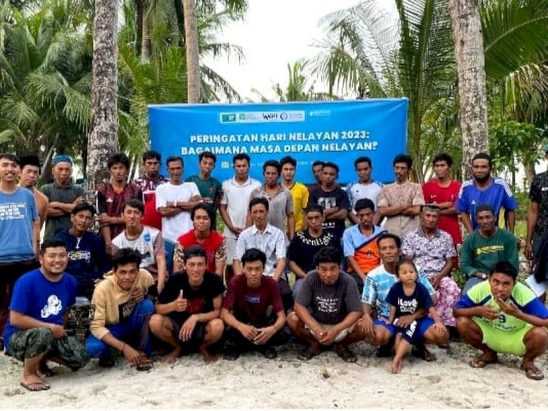 Peringatan Hari Nelayan Nasional yang diselenggarakan Jaring Nusa Kawasan Timur Indonesia kolaborasi Yayasan Konservasi Laut (YKL) Indonesia, WALHI Sulsel dan Yayasan Hutan Biru digelar di pulau terluar Makassar, Pulau Langkai, Kamis (06/04/2023). @Jejakfakta/dok. Jaring Nusa