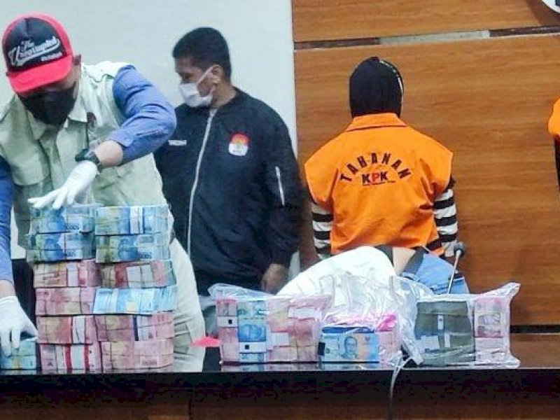 Para tersangka dan tumpukan uang yang jadi barang bukti kasus korupsi Bupati Kepulauan Meranti dalam konferensi pers di Gedung Merah Putih KPK, Jakarta, Jumat (7/4/23).