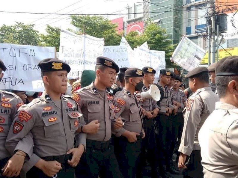 Aliansi Mahasiswa Papua (AMP) menggelar aksi soal PT Freeport dan militer dikawal ketat Polisi di depan asrama Papua Jl. Lanto Daeng Pasewang, Makassar. @Jejakfakta/dok. Istimewa