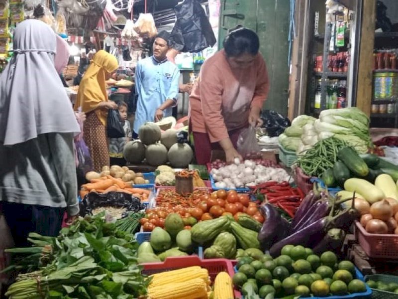 Aktivitas jual beli di Pasar Toddopuli Makassar. Sejumlah harga bahan pokok seperti beras, telur hingga gula masih tinggi. @Jejakfakta/Samsir