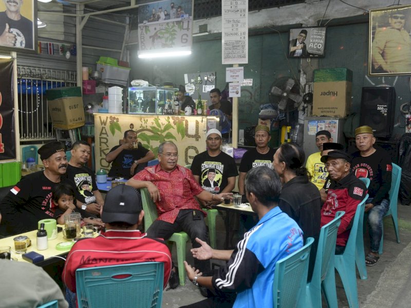 IAS bersilaturahmi dengan Kelompok Suporter PSM Pantura Paotere di Kelurahan Gusung, Paotere, Jumat malam setelah tarawih, (7/4/2023). @Jejakfakta/Reza Arifuddin