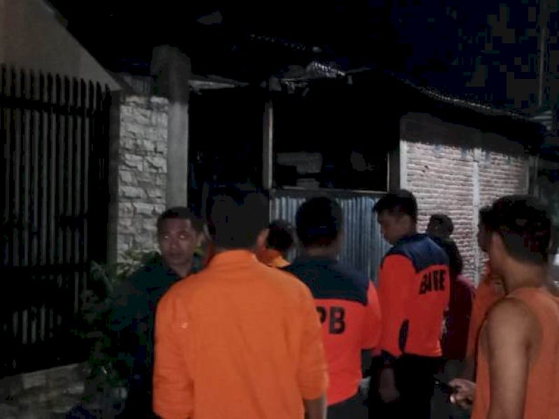 Petugas pemadam kebakaran dan BNPB memadamkan api di Jl. AP Pettarani II, Lorong I, Kota Makassar. 1 rumah ludes terbakar, Minggu (9/4/2023). @Jejakfakta/Samsir