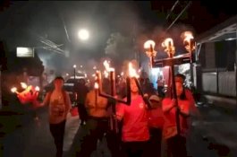 Jemaat Gereja Toraja Makassar Gelar Pawai Obor Sambut Hari Paskah