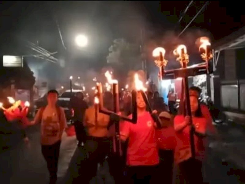 Umat Kristen di Gereja Toraja Panakkukang Klasis Kota Makassar menggelar pawai obor pada fakar Paskah, Minggu (9/4/2023) dini hari. @Jejakfakta/Samsir