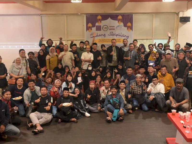 Empat organisasi profesi jurnalis di Sulawesi Selatan (AJI, IJTI, PFI da PJI) menggelar acara buka puasa bersama puluhan anak panti asuhan di Redcorner Cafe, Jalan Yusuf Dg Ngawing, Kota Makassar, Ahad (9/4/2023).