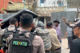 Tertimpa Material Bangunan, Seorang Pekerja di Makassar Nyaris Tewas