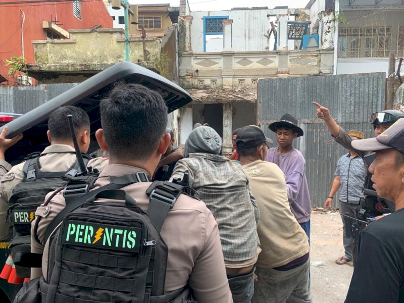 Seorang pekerja bangunan nyaris tewas usai tertimpa robohan bangunan di Jalan Lembeh, Makassar, Minggu (9/4/2023) sore. @Jejakfakta/Samsir