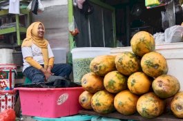 Bulan Ramadan, Harga Pepaya di Pasar Toddopuli Makassar Tembus Rp 30 Ribu