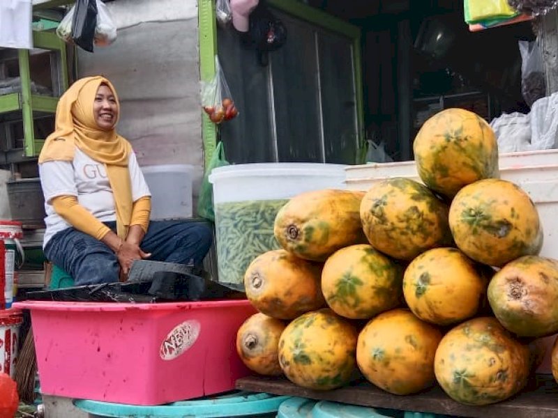 Harga buah pepaya melonjak naik selama memasuki bulan ramadan di Pasar Toddopuli Makassar. @Jejakfakta/Samsir