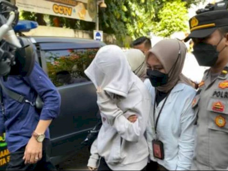 Anak AG saat mendatangi Pengadilan Negeri Jakarta Selatan menjalani putusan sela, Jakarta, Senin (3/4/2023). (Sumber: ANTARA/Luthfia Miranda Putri.)